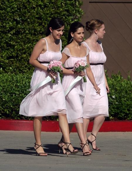 Sao và những lần mặc váy phù dâu tuyệt đẹp - 3 Sarah Michelle Gellar trông cực kỳ xinh đẹp khi làm phù dâu cho bạn thân hồi năm 2006