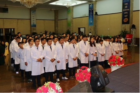 Chia sẻ của phụ huynh gần 30 năm làm bác sĩ về khoa Y Đại học Tân Tạo - 3 SV Y năm thứ nhất khoác Áo trắng.
