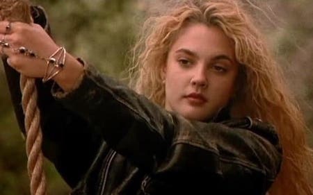 Những cảnh nude “đình đám” được đóng thế của màn ảnh Hollywood - 3 Hồi đóng “Poison Ivy”, Drew Barrymore đã thẳng thừng từ chối đóng các cảnh nude và đoàn làm phim đã phải tìm tới diễn viên đóng thế. Điều hài hước là sau này, Drew Barrymore đã “thủ thỉ” với báo giới rằng đôi gò bồng đảo được trình diện trên phim khó mà có thể so sánh với “hàng thật” của nữ diễn viên.
