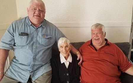 Cụ Margaret chụp ảnh cùng con rể Frank (trái) và con trai James (phải)