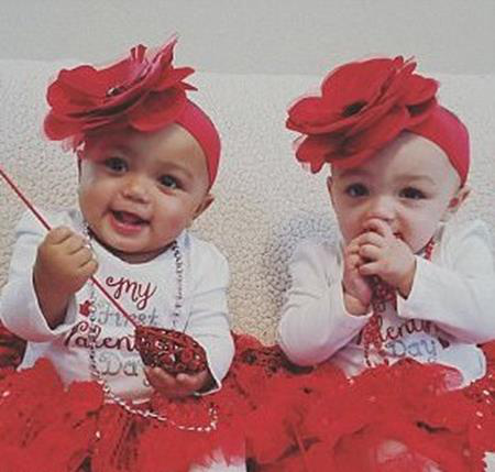 Cặp song sinh khác màu da đón sinh nhật đầu tiên - 3 Kalani và Jarani thường xuyên được cho mặc trang phục giống nhau