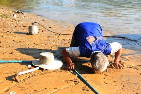 Ở nơi, hai vợ chồng chỉ có một cái quần... - 4 Uống nước ngọt từ dưới biển phun lên.