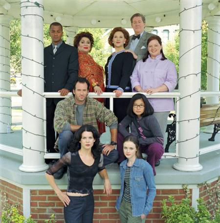 Những bộ phim có dàn diễn viên “chuẩn không cần chỉnh” - 3 Cũng giống như “Supernatural”, “Gilmore girls” đã vô cùng may mắn khi mời được bộ đôi Alexis Bledel và Lauren Graham đảm nhận vai chính trong phim. Và cũng chính vì những màn tung hứng ăn ý của dàn diễn viên chính nên “Gilmore girls” đã trở thành một trong những bộ phim hài lãng mạn nổi tiếng nhất những năm 2000.