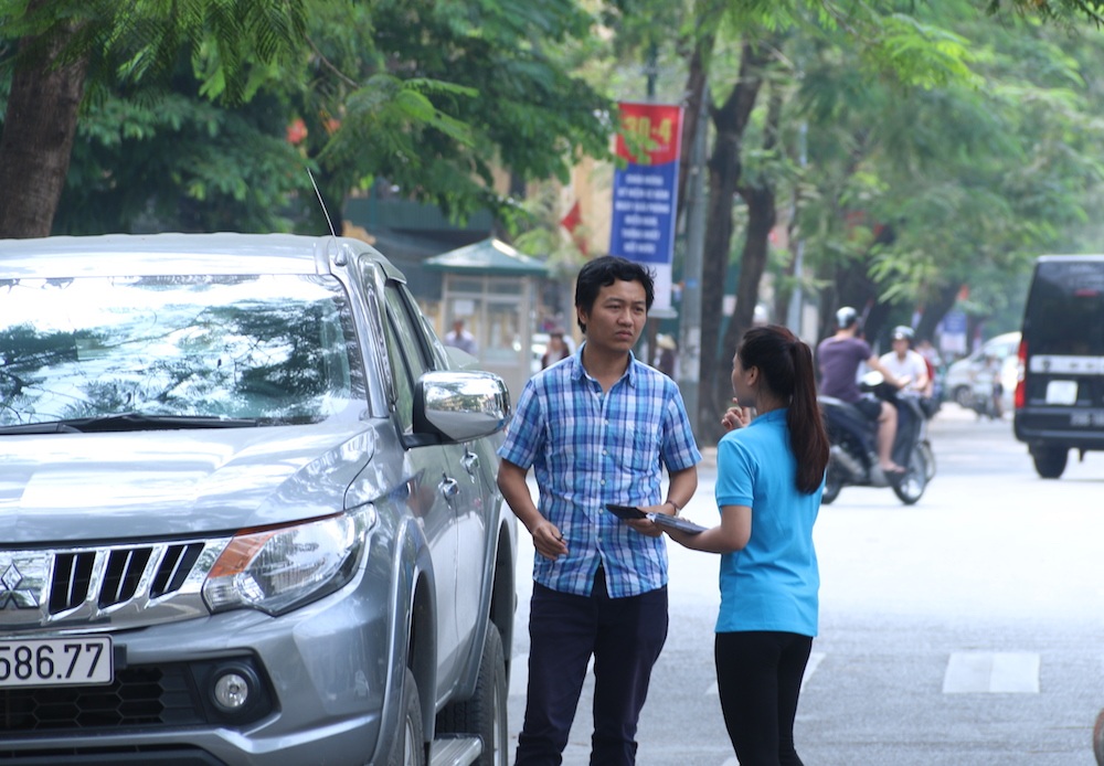 Hà Nội: Người dân lúng túng khi sử dụng công nghệ đỗ xe thông minh - 4 Hà Nội: Người dân lúng túng khi sử dụng công nghệ đỗ xe thông minh - 4