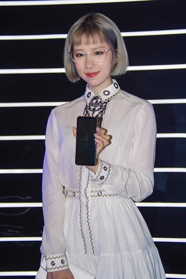 Với phong cách Otome Kei nữ tính, điệu đà của Min, Galaxy S8 cũng chứng tỏ được sức hút ấn tượng của mình. Sắc đen ở toàn bộ mặt trước góp phần thổi một chút cá tính vào trang phục, hoà hợp với chi tiết đính đá trên cổ và tay áo. Màn hình vô cực mang đến sự mới mẻ như chính màu tóc khói mà Min đang chọn. Với những tín đồ yêu mến văn hoá đại chúng Nhật Bản và theo đuổi phong cách như Min, Galaxy S8 sẽ là lựa chọn hoàn hảo để bạn thoải mái xem phim, đọc anime trên màn hình diện tích siêu lớn.