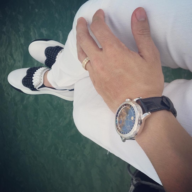 Đại gia Minh Nhựa khoe đồng hồ "Ngọa hổ tàng long" 18 tỷ đồng - 4
Chiếc đồng hồ Patek Philippe Geneve Sky Chart 6103G trên tay của đại gia Minh Nhựa.