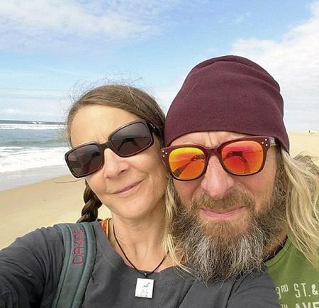 Không nỡ chia lìa, người đàn ông 6 ngày ôm xác vợ - 3 Sau khi biết về căn bệnh, hai vợ chồng quyết định cùng nhau đi du lịch