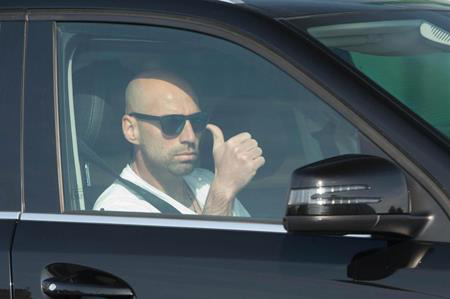 Dàn siêu xe của các ngôi sao Manchester City đua nhau đổ bộ sân tập - 3 Willy Caballero...