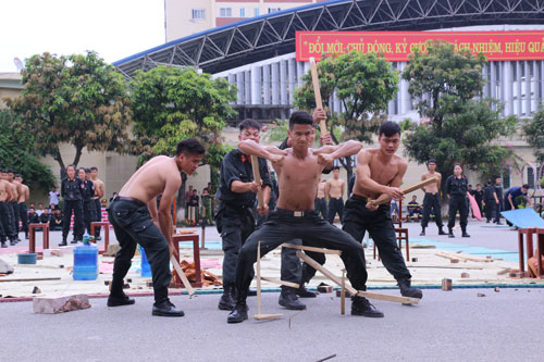 Chiến sĩ cảnh sát tương lai nhảy vòng lửa bắn súng cực điêu luyện - 3 Chiến sĩ cảnh sát tương lai nhảy vòng lửa bắn súng cực điêu luyện - 3