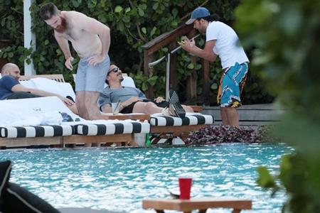 Chấn thương dài hạn, Ibrahimovic “giải sầu” tại bể bơi - 3 … cùng với vài người bạn