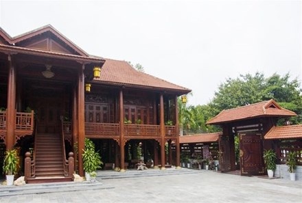 Cận cảnh ngôi nhà gỗ lim có giá 200 tỷ đồng của đại gia Điện Biên - 4
Nguyên vật liệu để xây dựng căn nhà sàn này là hơn 200 tỷ đồng, chưa kể trả tiền cho hơn 10.000 thợ lành nghề.