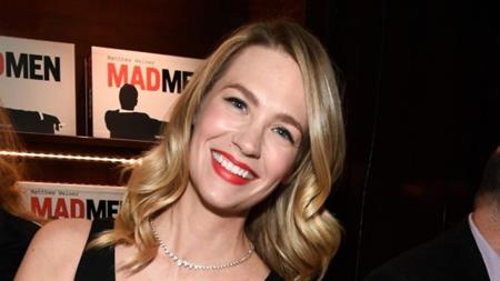 Nữ diễn viên January Jones từng có một buổi thử vai nhớ đời hồi năm 2000 với tác phẩm “Coyote ugly”. Do bộ phim kể về những cuộc vui và vũ nữ thoát y nên nhà sản xuất đã muốn Jones nhảy nhót trên một cái bàn. Nữ diễn viên chia sẻ một cách hài hước rằng: “Họ nói với tôi rằng tôi sẽ nhảy bài “Kiss” của Prince. Họ nói tôi sẽ múa cột nhưng chẳng hề có cái cột nào cả. Và tôi chỉ biết ngượng chín mặt. Nó thật tồi tệ”.