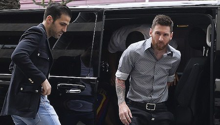 Fabregas tái ngộ Messi trong ngày các "nửa kia" khoe sắc - 3 Fabregas vẫn rất thân thiết với Messi