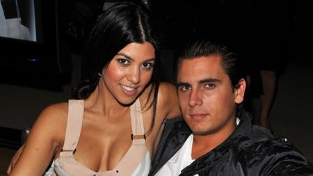 Những cặp đôi “yêu điên dại” nức tiếng tại Hollywood - 3 Mối quan hệ của Kourtney Kardashian và Scott Disick đã trải qua hơn một thập kỉ gắn bó thăng trầm. Cặp đôi đã nhiều lần chia tay do thói nghiện rượu và tiệc tùng của Scott Disick nhưng cuối cùng, Kourtney Kardashian vẫn quyết định tha thứ cho người thương.