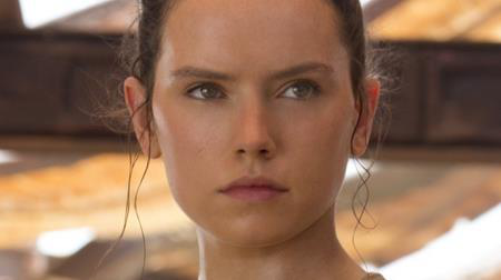 Được góp mặt trong series phim đình đám “Star wars” chắc chắn là niềm mơ ước của bất cứ diễn viên nào, đặc biệt là với một gương mặt mới như Daisy Ridley. Tuy nhiên, chính vì chưa có nhiều kinh nghiệm nên Ridley đã vô cùng áp lực khi tham gia vào phần phim “Star wars: The force awakens”. Thậm chí, ngay ngày đầu tiên quay phim, Ridley còn muốn bỏ vai sau khi đạo diễn JJ.Abrams nhận xét rằng trong một cảnh quay cô đã diễn “đơ như gỗ”.
