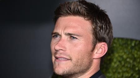 Những “bình hoa di động” nức tiếng tại Hollywood - 3 Thành thực mà nói, Scott Eastwood không gây ấn tượng với khán giả nhờ ngoại hình mà là nhờ việc anh là con trai của huyền thoại điện ảnh Clint Eastwood. Tuy nhiên, dù đã có danh tiếng của cha mình làm bệ phóng nhưng tất cả những gì Scott mang đến cho khán giả vẫn chỉ là một ngoại hình bắt mắt cùng diễn xuất nghèo nàn.