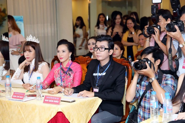 Á vương Ký Quốc Đạt thu hút ống kính truyền thông trên hàng ghế giám khảo. Bên cạnh là Bà Dương Quỳnh Hoa - Trưởng ban tổ chức & Á hậu Phan Quỳnh Ngân