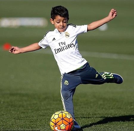 Bé Cristiano Jr sớm bộc lộ khả năng đặc biệt với trái bóng