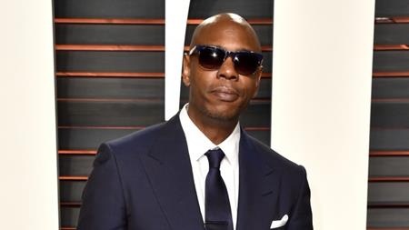 Khi các sao “dị ứng” với sự nổi tiếng - 3 Dave Chappelle từng nổi đình nổi đám khi bất ngờ rút lui hoàn toàn khỏi làng giải trí và sau khi “ở ẩn” khoảng 5 năm danh hài này mới dần trở lại với công chúng. Sau đó, Dave đã thành thực chia sẻ rằng bản thân không hề ưa thích chuyện nổi tiếng và muốn rời xa những thị phi ồn ào bằng cách chuyển về sống tại một nông trại ở Ohio với gia đình.