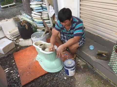 Nghề "độc" Sài Gòn: 25 năm tân trang bồn cầu bán cho người nghèo - 4 Người em phụ việc