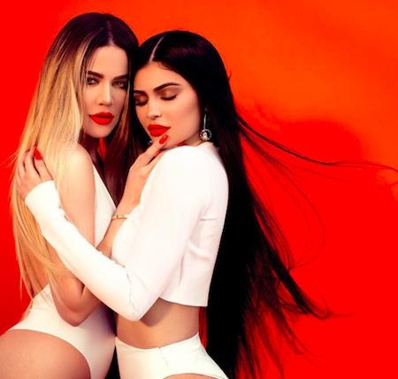 Em út cô Kim “siêu vòng 3” khoe ảnh nội y táo bạo - 3 Kylie Jenner thường xuyên đăng ảnh cùng chị gái Khloe…