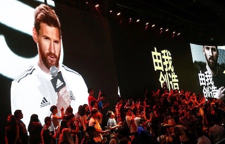 Messi vi vu tận Trung Quốc để… mở công viên - 3 Sự xuất hiện của Messi khiến các fan hâm mộ phấn khích tột độ