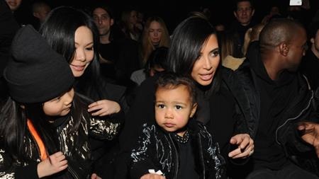 Ngọt ngào khi “sao” hết lòng chiều chuộng con cái - 3 Dĩ nhiên có bố là Kanye West và mẹ là Kim Kardashian, North West sớm đã tận hưởng một cuộc sống thượng lưu sang chảnh khi thường xuyên ngồi hàng đầu ở các tuần lễ thời trang quốc tế và đeo những phụ kiện đắt tiền như đôi hoa tai Lorraine Schwartz trị giá tới 50.000 đô la Mỹ.