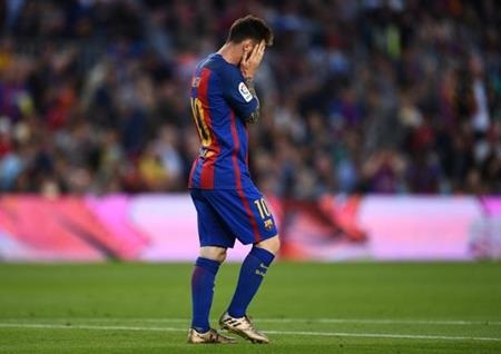 Messi gặp bất lợi trong cuộc đua giành Quả bóng vàng với C.Ronaldo