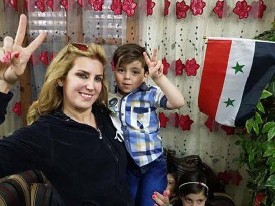 Gặp lại cậu bé “biểu tượng chiến tranh Syria” - 4 Nữ nhà báo Kinana Allouche và bé Omran. Ảnh: Daily Mail