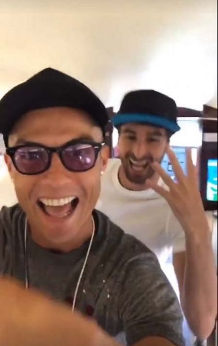 C.Ronaldo “quậy” tưng bừng cùng bạn gái trên chuyên cơ riêng - 3 CR7 hết sức phấn khích sau khi giành chức vô địch Champion League