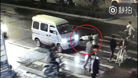 Người phụ nữ bị xe cán 2 lần, không ai quan tâm - 4 Người phụ nữ bị xe cán 2 lần, không ai quan tâm - 4
