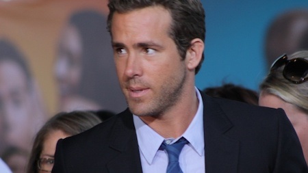 Ryan Reynolds từng rất tức giận khi biết chính một người bạn thân thiết từ thời thơ ấu đã cố gắng rao bán ảnh cô con gái James của Ryan và Blake Lively để kiếm chác. Ngôi sao phim “Deadpool” đã rất tức giận vì anh và bà xã luôn cố gắng tìm mọi cách để bảo vệ cô con gái bé bỏng khỏi sự soi mói của các tay săn ảnh nhưng chẳng ngờ chính bạn thân lại sẵn sàng “đâm sau lưng” mình chỉ vì tiền. Sau đó, Ryan Reynolds đã thẳng thừng chấm dứt tình bạn 25 năm và kiên quyết tuyệt giao với kẻ phản bội.