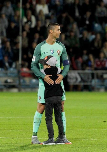 C.Ronaldo vui vẻ bên quý tử trước tin đồn có thêm con sinh đôi - 3 CR7 đang bị đồn có thêm con