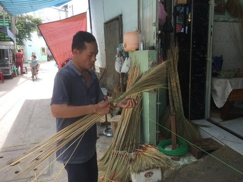 Làng chổi đót Sài Gòn: Thời vàng son xuất ngoại, nay hiu hắt bỏ nghề - 3 Bó chổi, công đoạn quan trong nhất để hình thành cây chổi