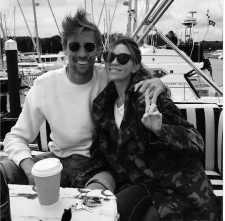 “Nửa kia” của các ngôi sao Ngoại hạng Anh đọ dáng bốc lửa - 3 Abbey Clancy hạnh phúc bên ông xã Peter Crouch
