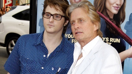 Khi các con nhà sao không giống “lông” cũng chẳng giống “cánh” - 3 Cũng là diễn viên giống ông bố Michael Douglas nhưng Cameron Douglas lại chỉ khiến dư luận chú ý khi chịu án tù năm năm vì buôn bán chất cấm.