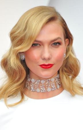 Những màn đọ trang sức siêu “khủng” của các sao - 3 Karlie Kloss cũng có một chiếc vòng cổ choker phong cách cùng hoa tai kim cương đẳng cấp của Nirav Modi