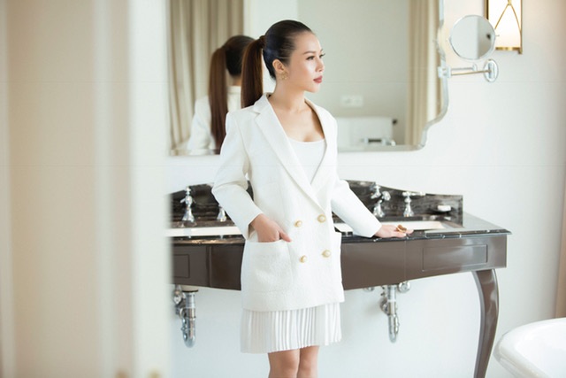 Chân váy midi kết hợp với áo vest khoác ngoài dành cho các buối gặp gỡ đối tác và giao lưu bạn bè vô cùng hợp lý. Thoải mái, trẻ trung, năng động và hiện đại.