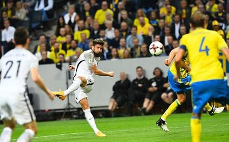 Ngôi sao Arsenal tự tin để bà xã khoe thân bốc lửa - 3 Olivier Giroud đã ghi bàn trong trận đấu giữa Pháp và Thụy Điển
