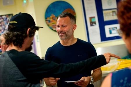 Ryan Giggs rất vui vẻ chụp ảnh và giao lưu