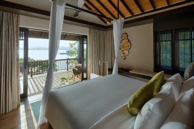 39 villa của Nam Nghi đều có ban công rộng, view hướng ra biển đầy cảm xúc và lãng mạn.