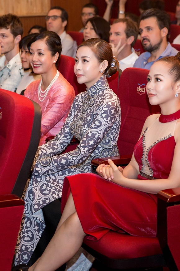NSƯT Chiều Xuân phát hành phim "Bầu trời đỏ" tại Việt Nam - 3 Đạo diễn Oliver Lorelle từng chia sẻ: Làm việc với người Việt Nam, cho phép chúng tôi làm việc hiệu quả hơn vì họ nhanh nhẹn, thực tế và luôn tìm được giải pháp cho mọi vấn đề… Chúng tôi cũng có được một “bà tiên” giúp đỡ đó là bà Nguyễn Thị Chiều Xuân, nhà sản xuất đối tác tại Việt Nam của phim. Bà là một nghệ sĩ nổi tiếng và đã tạo điều kiện thuận lợi hoàn toàn trong suốt quá trình quay phim.