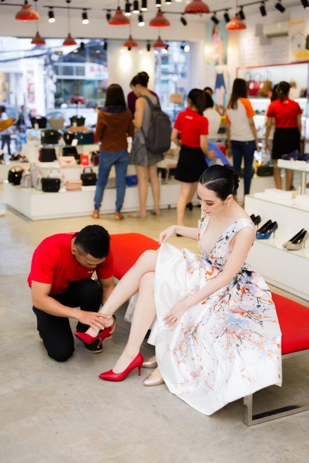 Theo chân Diễm My 9X, Angela Phương Trinh đi "săn" giày 200.000 đồng từ Juno - 4 Theo chân Diễm My 9X, Angela Phương Trinh đi "săn" giày 200.000 đồng từ Juno - 4