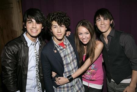 Những mối tình kẹo ngọt từng nảy nở dưới mái nhà Disney - 3 Nick Jonas và Miley Cyrus từng là một cặp đôi nổi đình nổi đám của Disney. Tuy vậy, chuyện tình giữa hai ngôi sao cũng chẳng thể bền lâu và đến nay, Nick Jonas cùng Miley Cyrus đều đã tìm được hạnh phúc mới.