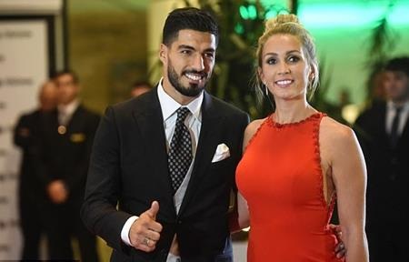 Luis Suarez vừa cùng bà xã đi dự đám cưới Messi