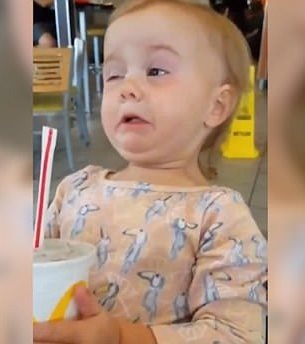 Phản ứng hài hước của bé khi lần đầu uống coca cola - 3 Biểu cảm hài hước của bé Evie