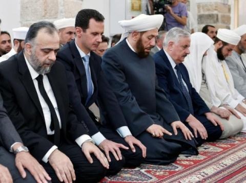 Tương lai Tổng thống Syria: Khó ai soán ngôi ông Assad - 4
Tổng thống Assad xuất hiện bất ngờ trong buổi lễ cầu nguyện ở Hama.
