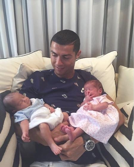 C.Ronaldo gây bão khi thân mật cùng bạn nam khoe dáng cuồn cuộn - 3 C.Ronaldo vừa hân hoan khoe cặp song sinh