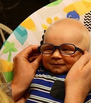 Phản ứng "siêu cute" của bé 3 tháng nhược thị lần đầu được đeo kính - 3 …cho đến lúc phát hiện chiếc kính giúp mình nhìn thấy rõ hơn
