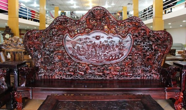 Đại gia Hà Nội chi 13 tỷ sắm bộ bàn ghế Cửu Long Bát Tiên - 4 Một băng ghế dài với kích thước dài 340cm, cao 210 cm, nặng gần 4 tấn